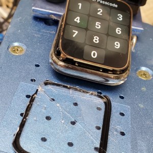 an image of Apple Watch 4 44mm screen we are fixing